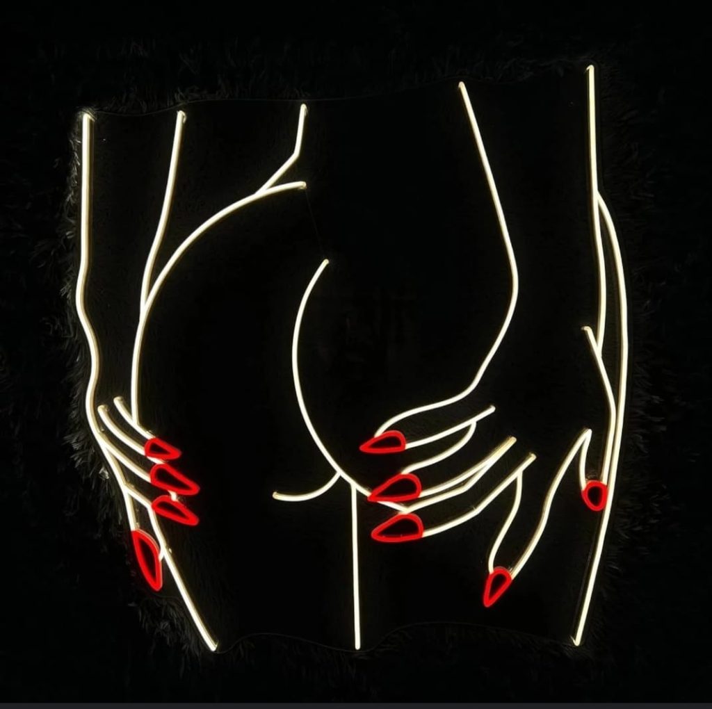 femme fesses ongles rouge
